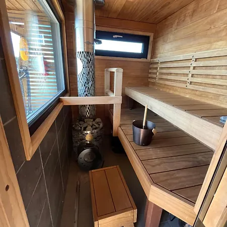 Laivamajoitukset Aava Floating 42