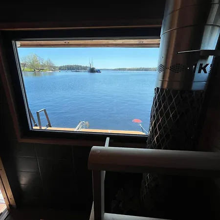 Laivamajoitukset Aava Floating 42