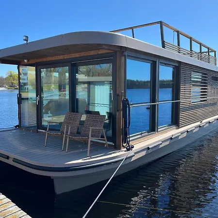 船上ホテル Aava Floating 42 *